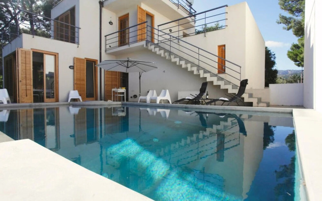 Villa With Pool Garden Near The Sea