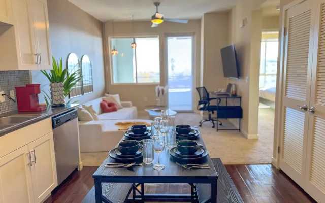 Stylish Getaway W Pool GYM Parking 10 Min to Cedar