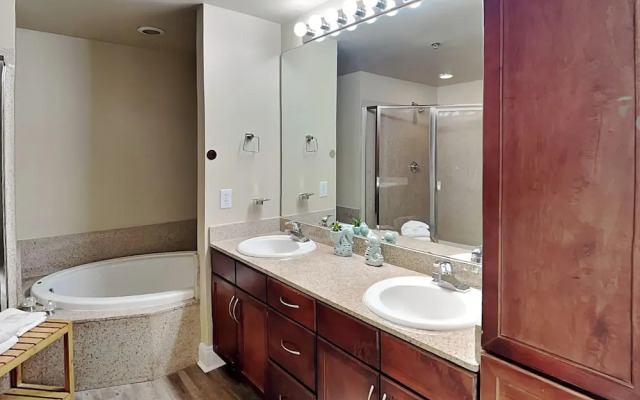 Laketown Wharf #1126