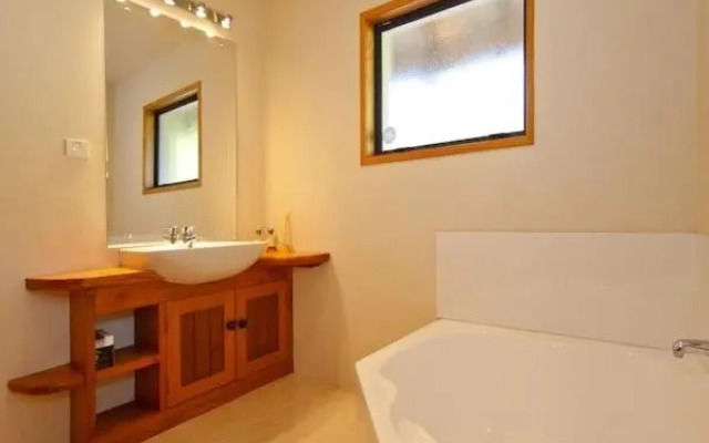 Treetop Oasis - Tairua Executive Holiday Home