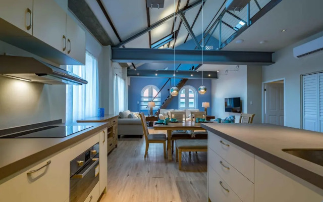 NEW The Yellow House - Renovated Monumental Penthouse