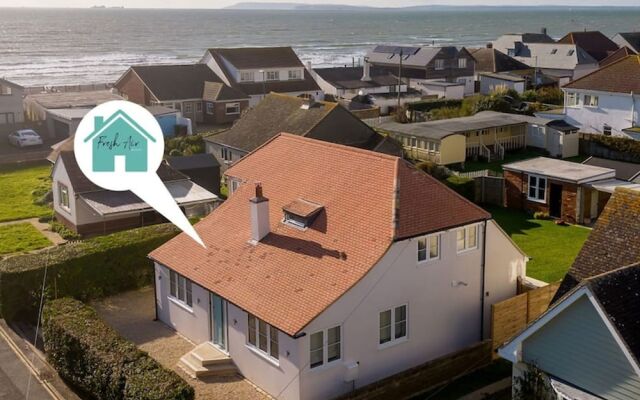 Mariners Stylish Beachside Getaway With Sea Views