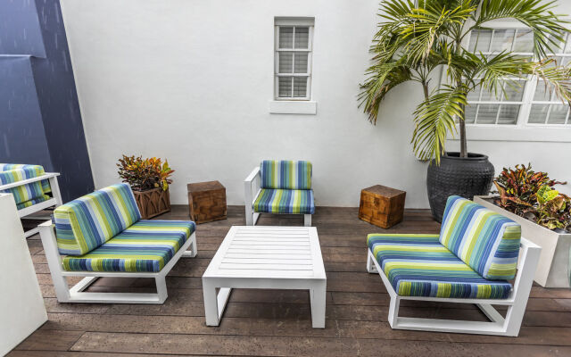 Chesterfield Hotel & Suites