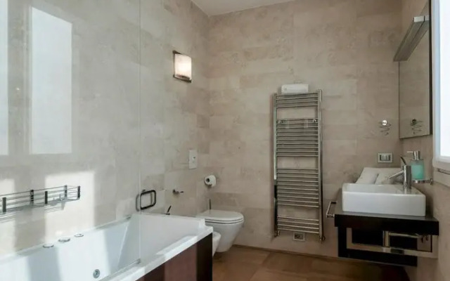 Luxury Lakefront Onassis 1 by Apt24