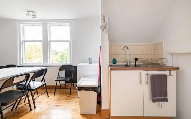 Stunning 5 Bedroom Large Apartment With Parking