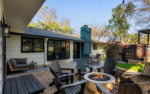 Luxury Zilker Home Pool Hot Tub Kitchen