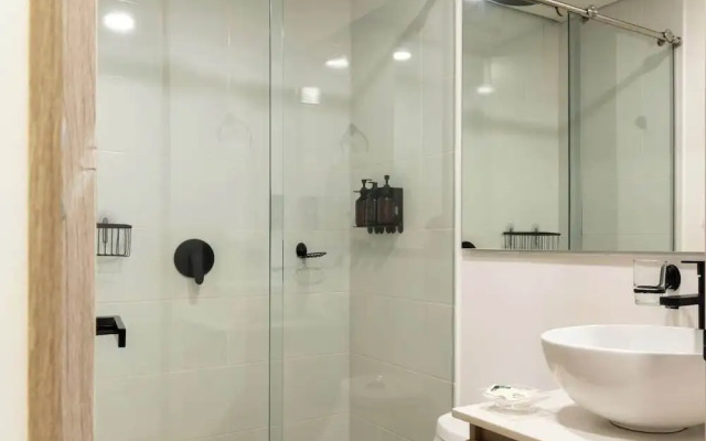 Cozy 3 BR w/ Balcony in Laureles Medellín