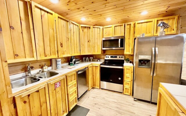 Double L Ranch 1 Bedroom Farmhouse by RedAwning