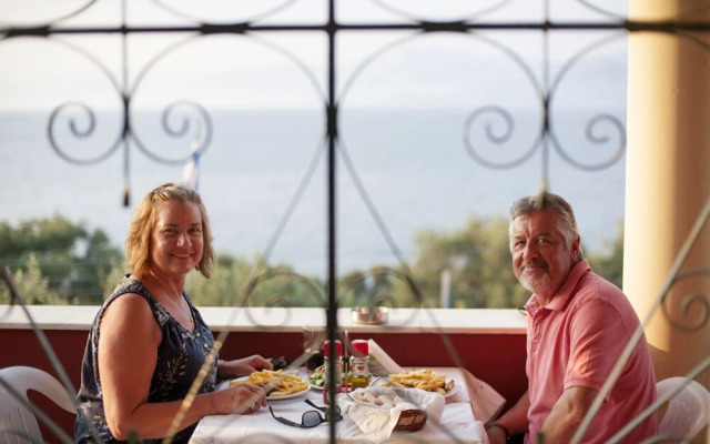 Apraos Bay Hotel In Kalamaki Beach
