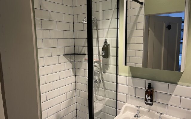 Impeccable 4-bed Apartment in Bath