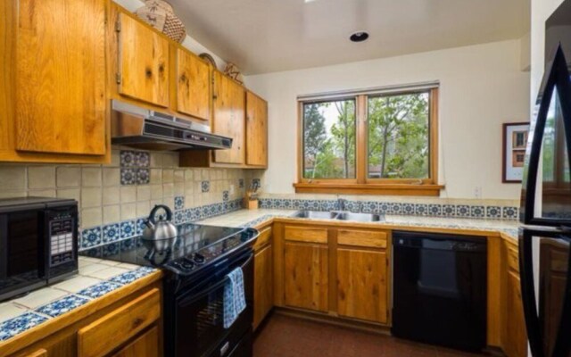 Old Santa Fe Trail - Walk Everywhere, Kiva Fireplace, Amazing Natural Light