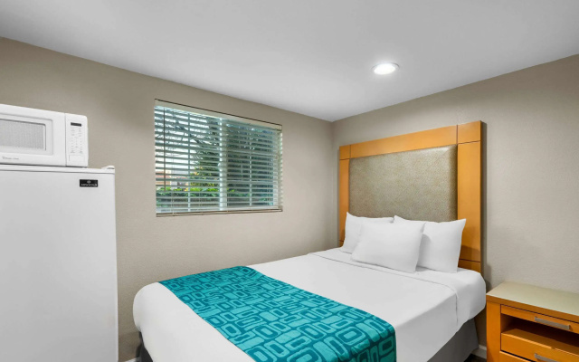 Howard Johnson by Wyndham Santa Cruz