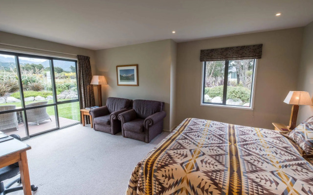 Manakau Lodge