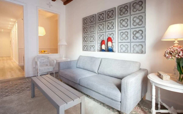 Modern 3 Bedroom Flat With Terrace in Lesseps