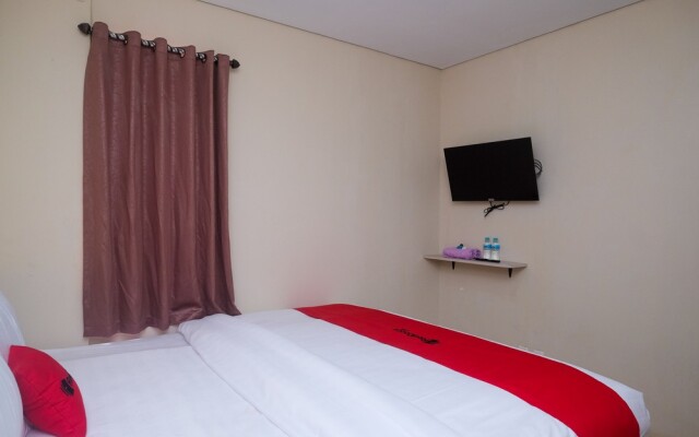 RedDoorz Plus near RS JIH Solo