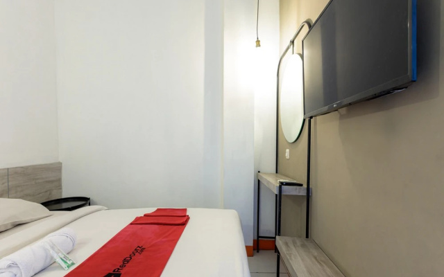 RedDoorz Near Mangga Dua Mall