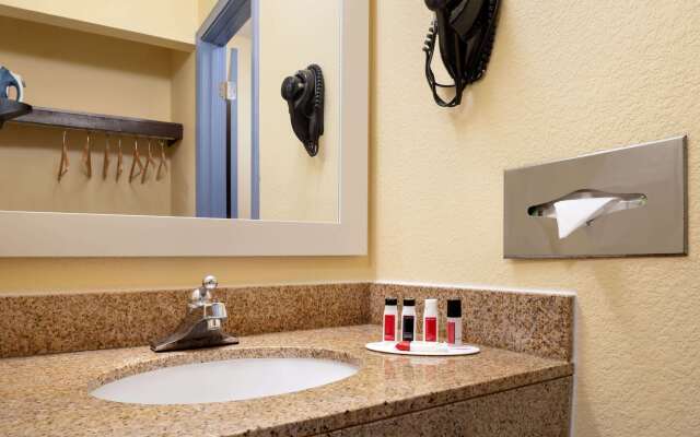 Days Inn & Suites by Wyndham Merrillville