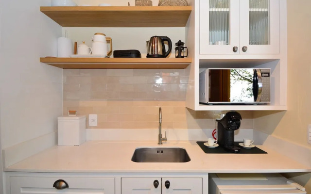 Charmosa Suíte em Sambaqui