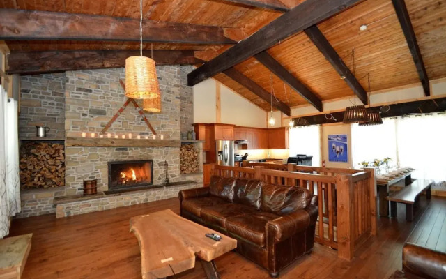 7 Bed Blue Mountain Chalet with Hot Tub 35R