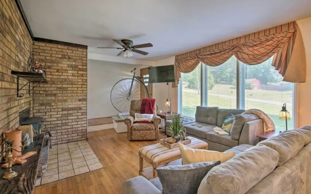 Bright Springfield Home: Walk to Nature Center!