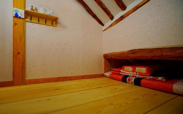 Jeonju Hanok Sukbak Cheheomgwan Pension