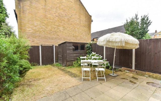 Modern 4 Bedroom Terraced House by the Thames!