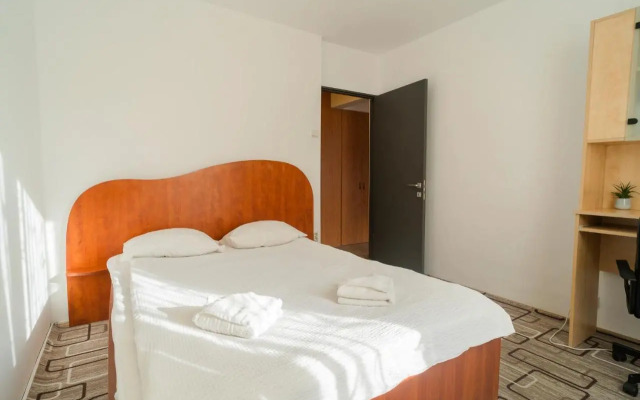 Rustic & Spacious 3br Apartment