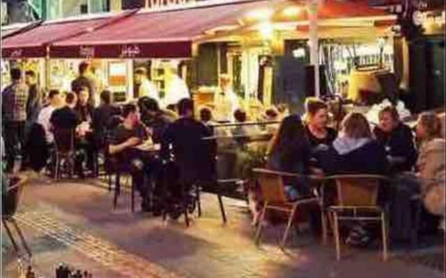 LUXE Bright 2bdr in Center