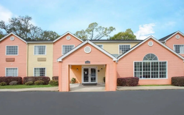 Econo Lodge Inn & Suites
