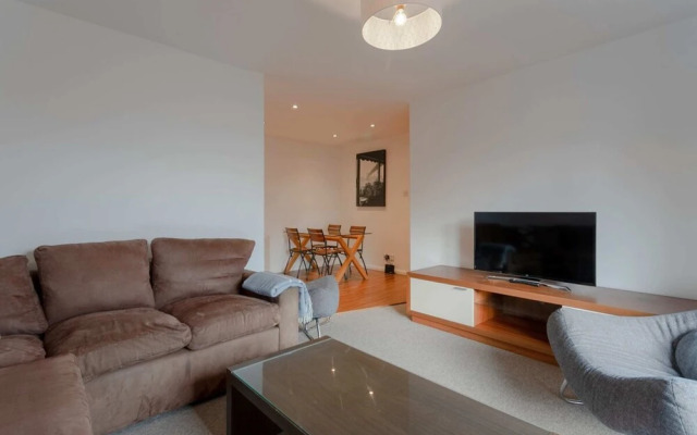 2 Bedroom Apartment In Aldgate East