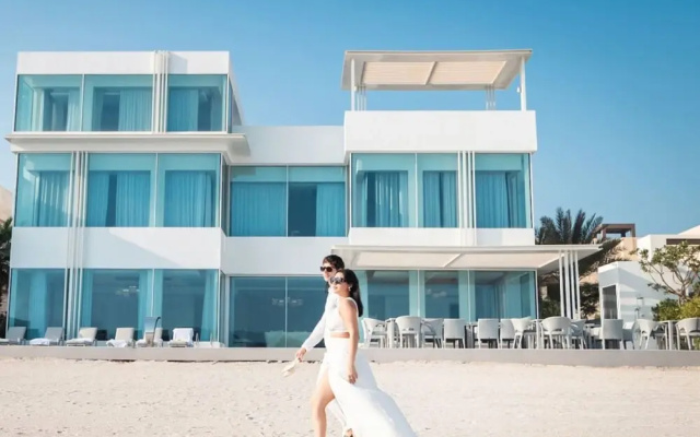 Beachfront 5BR Villa w Jacuzzi Pool on the Palm