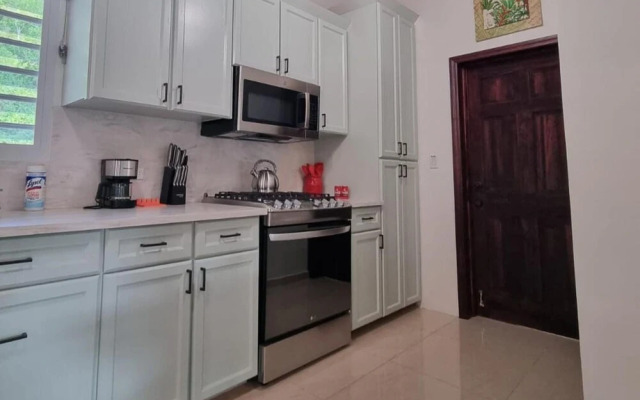 Condo With Pool - Sleeps 8 & bbq Facilities