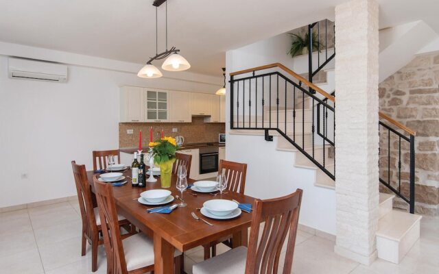 Stunning Home in Loviste With Wifi and 3 Bedrooms