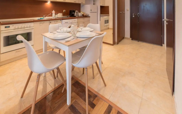 Comfort.Chic.Charming Apt with Terrace near NDK