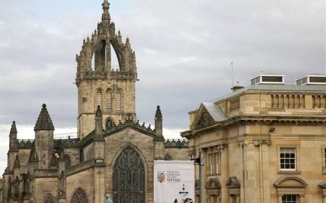 JOIVY Royal Mile Tower Apartment
