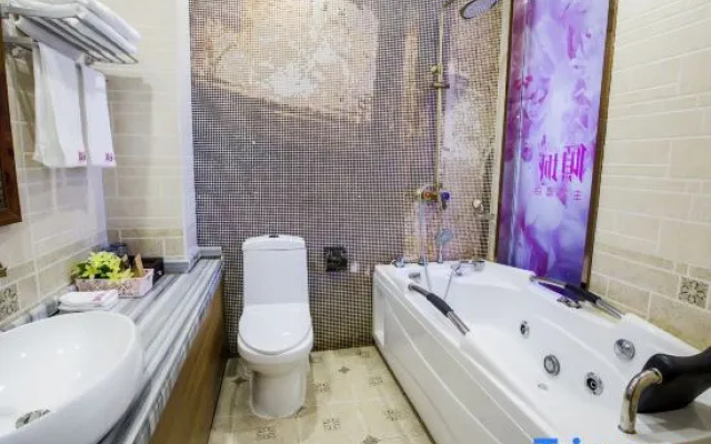 Yueyang Qingcheng Theme Hotel