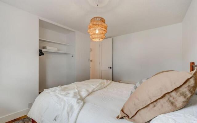 The Elm, 4 Bed Bungalow with Backyard and Firepit