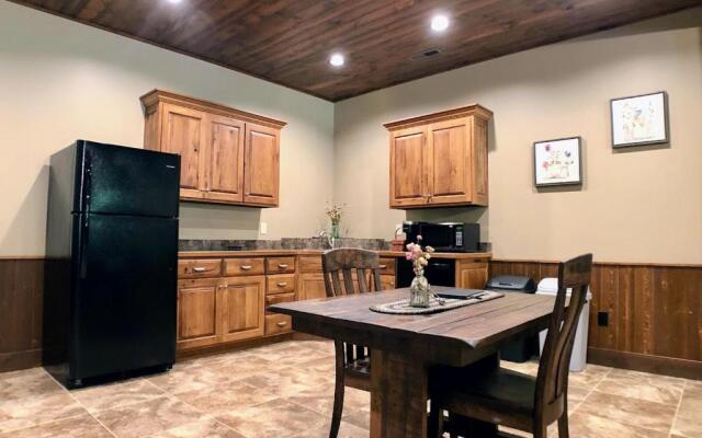 Sojourner's Lodge & Log Cabin Suites