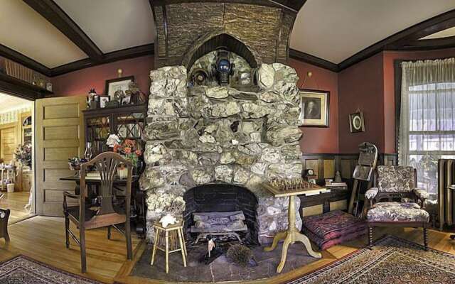 The Jeweled Turret Inn