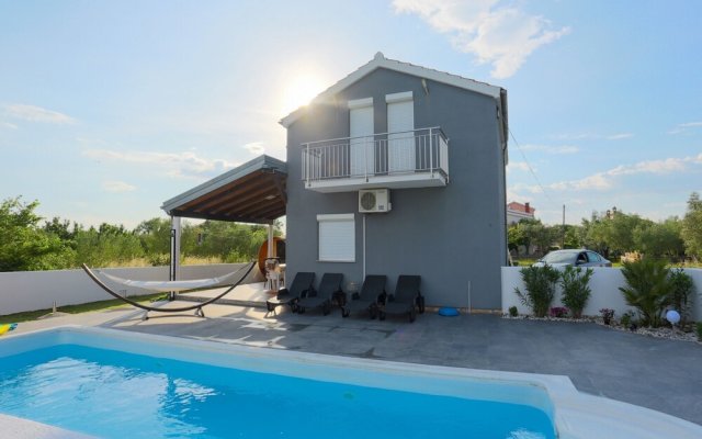 Modern Holiday Home in a Quiet Area, Private Pool, Lovely Roofed Terrace, BBQ