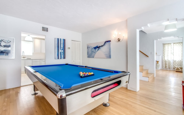 Astonishing Bayshore Villa with Pool