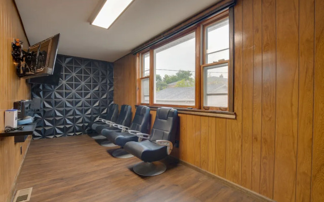 13 Mi to Dtwn Chicago: Maywood Home w/ Fireplace