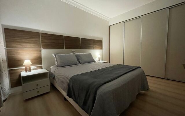 Amplo Apartamento Um Por Andar