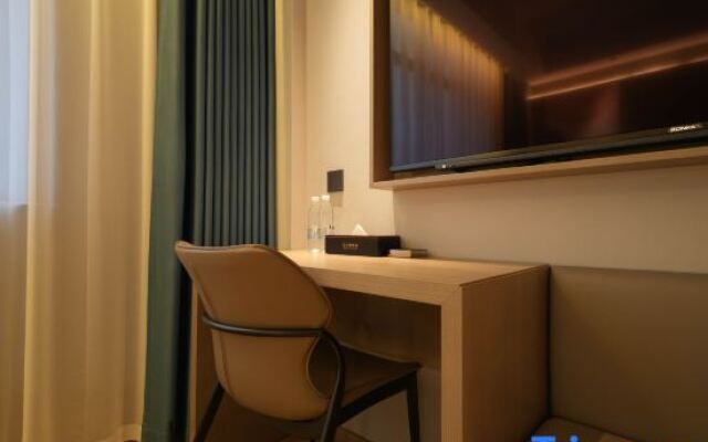 Three Cats Hotel (Guangsha Construction College)