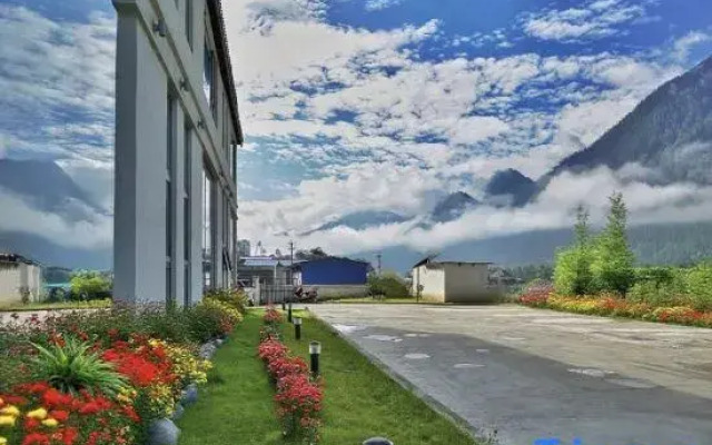 Bome Tibethostel Resort Hotel