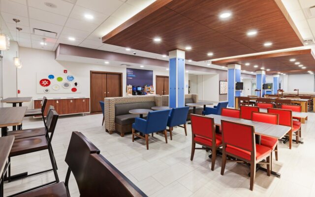 Holiday Inn Express & Suites Lenexa - Overland Park Area by IHG