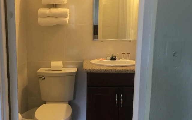 Coral Harbour Beach House And Villas