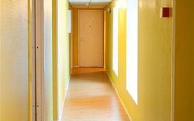 16 Euro Hostel