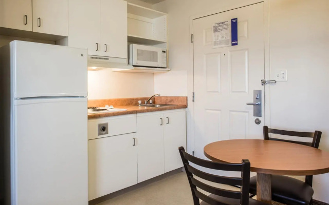 HomeTowne Studios & Suites by Red Roof Charlotte - Concord