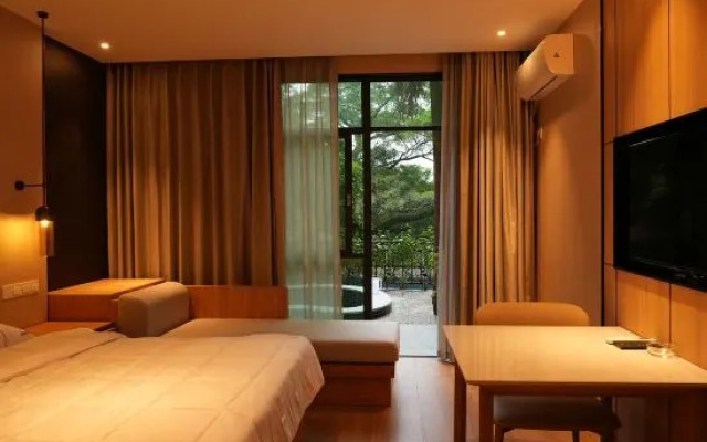 Longmen Changsong Hot Spring Hotel